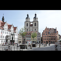 Wittenberg, Stadtkirche St. Marien, Marktplatz mit Rathaus (links) und Stadtkirche