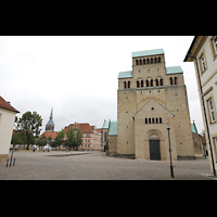 Hildesheim, Mariendom, Ansicht von Westen vom Domhof, links hinten die St. Andreaskirche