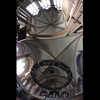 Berlin, Stephanuskirche, Vierungsgewlbe mit groem Leuchter und Blick zur Orgel