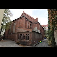 Berlin, Ss. Corpus Christi Kirche, Auenansicht (Chorseite und nrdliches Seitenschiff)