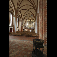 Berlin, St. Nikolai, Blick vom Taufbecken im Chor zur Orgel