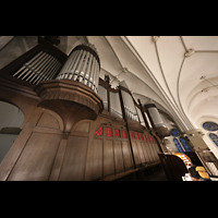 Berlin, Ss. Corpus Christi Kirche, Orgel mit Spieltisch seitlich