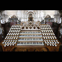 Weingarten, Basilika  St. Martin, Spieltisch der Gabler-Orgel mit Registerzügen und Tasten aus Elfenbein