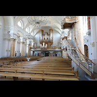 Frauenfeld, Kath. Stadtkirche St. Nikolaus, Blick an der Kanzel vorbei zur Orgel