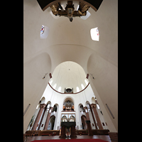 Berlin, St. Marien Unbefleckte Empfngnis, Blick vom Chorraum zur Orgel, oben die Kreuzgruppe im Chor