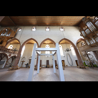 Basel, Predigerkirche, Innenraum mit zwei Orgeln - im Vordergrund eine Installation