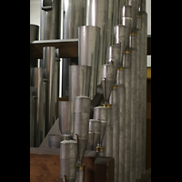 Luzern, Hofkirche St. Leodegar, Pfeifen der Vox Humana (vorne) und der Trompete (hinten) im Fernwerk