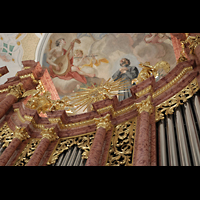 Luzern, Jesuitenkirche, Vergoldete Figuren auf dem Orgelprospekt