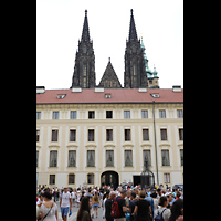 Praha (Prag), Katedrála sv. Víta (St. Veits-Dom), Blick vom ersten Burghof auf die hervorstehenden Spitztürme des Doms