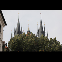 Praha (Prag), Matka Bo pred Tnem (Teyn-Kirche), Turmhelme, die ber die Bume und Huser der Altstadt ragen