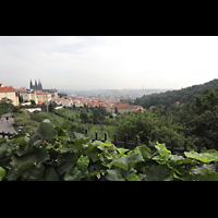 Praha (Prag), Katedrála sv. Víta (St. Veits-Dom), Blick vom Kloster Strahov auf die Prager Burg mit Veitsdom und die Stadt