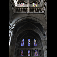 Lausanne, Cathédrale, Nördliches Querhaus mit bunten Glasfenstern