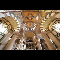 Berlin, Herz-Jesu-Kirche, Innenraum mit Blick zur Orgel und ins Gewlbe