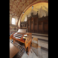 Berlin, Herz-Jesu-Kirche, Spieltisch mit Orgel seitlich