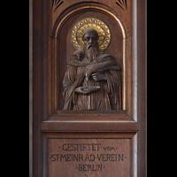 Berlin, Herz-Jesu-Kirche, Stifterfigur am Orgelgehuse