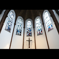 Berlin, St. Marien, Chorraum mit Kruzifix und bunten Glasfenstern