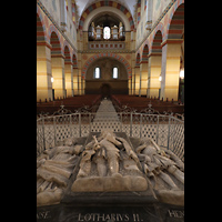 Königslutter, Kaiserdom, Blick über die Sarkophage in der Vierung zur Orgel