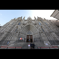 Barcelona, Catedral de la Santa Creu i Santa Eullia, Fassade und Hauptportal perspektivisch