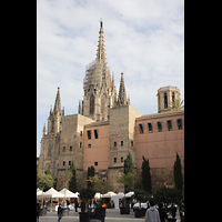 Barcelona, Catedral de la Santa Creu i Santa Eullia, Placita de la Seu mit Casa de l'Ardiaca im Vordergrund, dahinter die Kathedrale