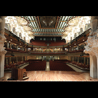 Barcelona, Palau de la Mùsica Catalana, Blick von der Bühne in den Saal - links der Orgelspieltisch
