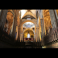 Barcelona, Catedral de la Santa Creu i Santa Eullia, Blick vom Chorraum und Chorgesthl in Richtung Rckwand (Hauptportal)