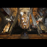 Barcelona, Catedral de la Santa Creu i Santa Eullia, Innenraum in Richtung Rckwand (Hauptportal)
