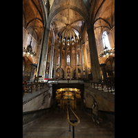 Barcelona, Catedral de la Santa Creu i Santa Eullia, Chor- und Altarraum mit Eingang zur Krypta