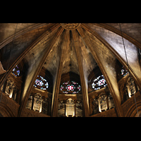 Barcelona, Catedral de la Santa Creu i Santa Eullia, Bunte Glasfenster in der Apsis