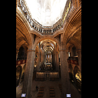 Barcelona, Catedral de la Santa Creu i Santa Eullia, Blick vom Triforium ber dem Hauptportal in die Kuppel und zum Chorraum