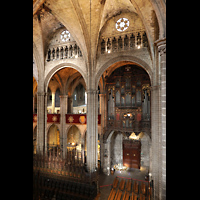 Barcelona, Catedral de la Santa Creu i Santa Eullia, Seitlicher Blick vom sdlichen Triforium zur Orgel und nrdlichen Seitenwand