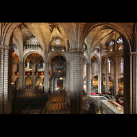 Barcelona, Catedral de la Santa Creu i Santa Eullia, Seitlicher Blick vom sdlichen Triforium zur Orgel und in den Chor