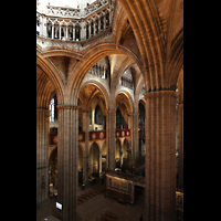 Barcelona, Catedral de la Santa Creu i Santa Eullia, Blick vom Triforium in den Fu des Langhauses und die darberliegende Kuppel