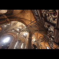 Barcelona, Catedral de la Santa Creu i Santa Eullia, Blick ber den Spieltisch und die Chamaden ins Langhaus