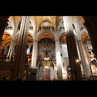 Barcelona, Catedral de la Santa Creu i Santa Eullia, Blick von der gegenberliegenden Langhauswand zur Orgel