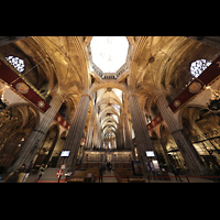 Barcelona, Catedral de la Santa Creu i Santa Eullia, Innenraum in Richtung Chor mit Blick in die Kuppel