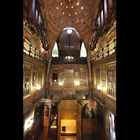 Barcelona, Palau Gell (Gaudi), Blick von der mittleren Etage zur Orgel und in die Haupthalle