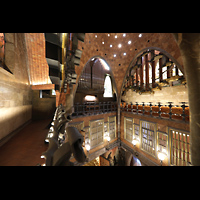 Barcelona, Palau Gell (Gaudi), Seitlicher Blick von der mittleren Etage zur Orgel und in die Haupthalle