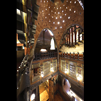 Barcelona, Palau Gell (Gaudi), Seitlicher Blick von der mittleren Etage zur Orgel und in die Haupthalle