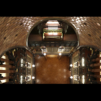 Barcelona, Palau Gell (Gaudi), Blick von der Spitze der Kuppel ins Innere der Haupthalle und auf die Manuale der Orgel