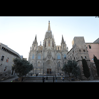 Barcelona, Catedral de la Santa Creu i Santa Eullia, Fassade mit Placita de la Seu, rechts die Casa de l'Ardiaca