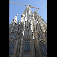 Barcelona, La Sagrada Familia, Apsis von auen mit Marienturm