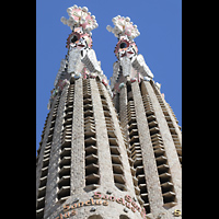 Barcelona, La Sagrada Familia, Spitzen der Passionstrme mit Mosaiken bischflicher Attribute: Mitra, Stab und Ring