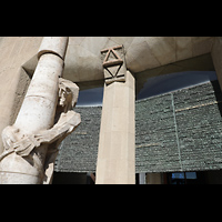 Barcelona, La Sagrada Familia, Sule der Geielung udn Schriten am Evangeliumsportal