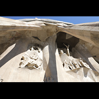 Barcelona, La Sagrada Familia, Passionsfassade links oben: Soldaten wrfeln um Jesu Kleider, darunter: rmischer Soldat mit Schwert, rechts: Kreuzigung