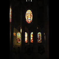 Barcelona, La Sagrada Familia, Bunte Glasfenster und Lichtreflexionen an einer Sule