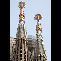 Barcelona, La Sagrada Familia, Zwei der 4 Passionstrme mit im Bau befindlichem Apostelturm dazwischen