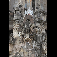 Barcelona, La Sagrada Familia, Jesus-Anagramm, darber der Pelikan und das Ei - Symbol der Auferstehung