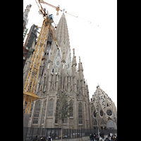 Barcelona, La Sagrada Familia, Apsis mit Marienturm und westl. Sakristei - Ansicht von der Carrer de Provena