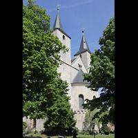 Schningen am Elm, St. Lorenz, Ansicht der Kirche vom Bibelgarten aus Sdosten