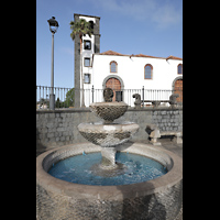 Tacoronte (Teneriffa), Santa Catalina, Plaza Santa Catalina mit Brunnen, Westfassade und Turm
